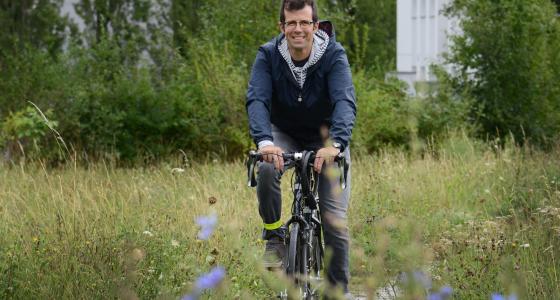 Adrian dans les champs et à vélo